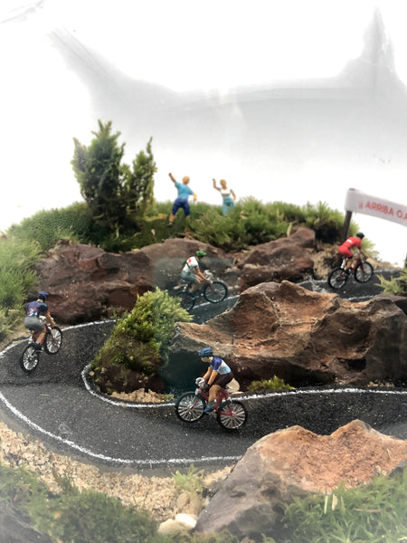 Ciclistas en puerto de montaña 🚵‍♀️🚵‍♀️🚵‍♀️